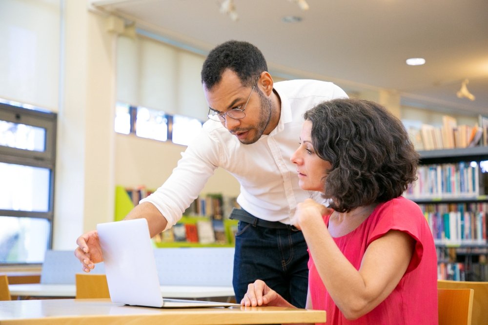 Retroalimentación que transforma: cómo devolver trabajos de forma que tus alumnos realmente mejoren