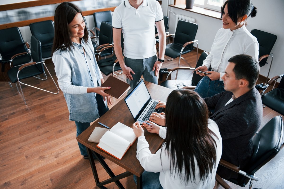 Comunidades de aprendizaje profesional: por qué los mejores docentes no crecen solos (y cómo crear la tuya)